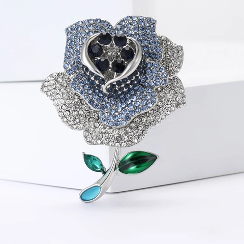 Elegante Roos Bloem Broche Pin Legering Strass Kristal Ingelegd Glanzend Bloemenontwerp Met Groene Bladeren Voor Dames Decoratie