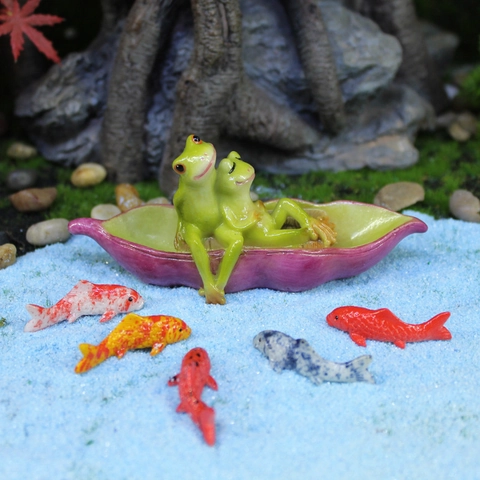 Frog Couple In Pea Pod Boat Figurine Resin Miniature Koi Fish Miniature Landscape Fairy Garden Succulent Decor