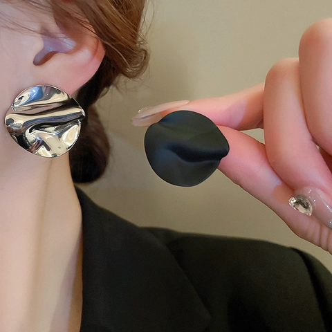 Unregelmäßige Plissierte Runde Ohrstecker Retro Liquid Metal Stil Kupferschmuck Mit Silbernem Ohrstecker Für Frauen