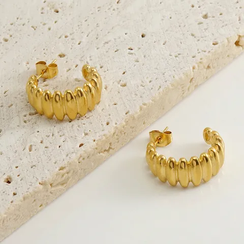 Orecchini A Cerchio Croissant Acciaio Inossidabile Placcato Oro 18 Carati Texture A Costine Minimalisti Da Donna