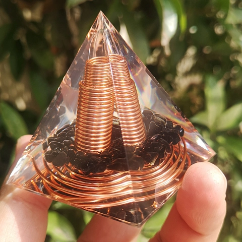 Orgone Pyramid Healing Energy Resin Handmade Desktop Decor With Copper Spiral And Crystal Gravel Home Ornament