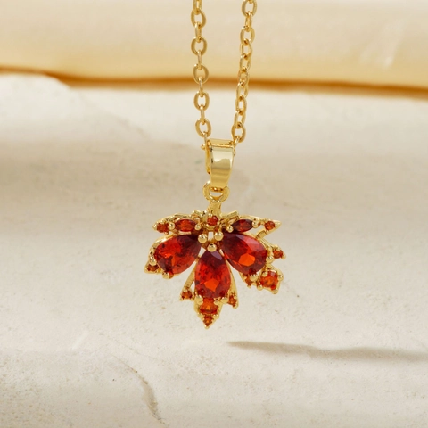 Ahornblatt Anhänger Halskette Edelstahl Roter Zirkon Vergoldet Französischer Vintage Eleganter Schmuck Für Frauen