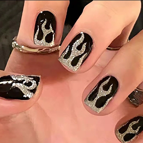 Unghie Finte Corte Mandorla Nere Con Motivo A Fiamma Argento Glitterato Manicure Di Moda Per Donne Elegante