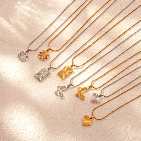 Collana con Ciondolo a Cuore e Farfalla in Acciaio Inossidabile Placcato Oro 18K Catena con Texture Sunburst Gioielli da Donna