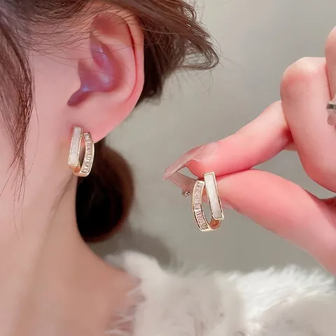 Pendientes De Aro En Forma De C De Doble Capa De Cobre Bañado En Oro Con Concha Blanca Y Circonita