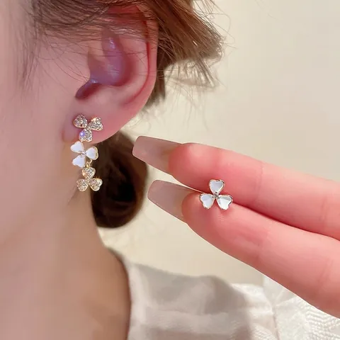 Pendientes De Flores Asimétricos Cobre Circón Esmalte Blanco Con Poste De Plata De Ley 925 Chapado En Oro Elegante