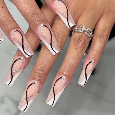 Unghie Finte Press On Lunghe Coffin Base Rosa Nude Con Glitter Argento E Linee Ondulate Nero Bianco Strass