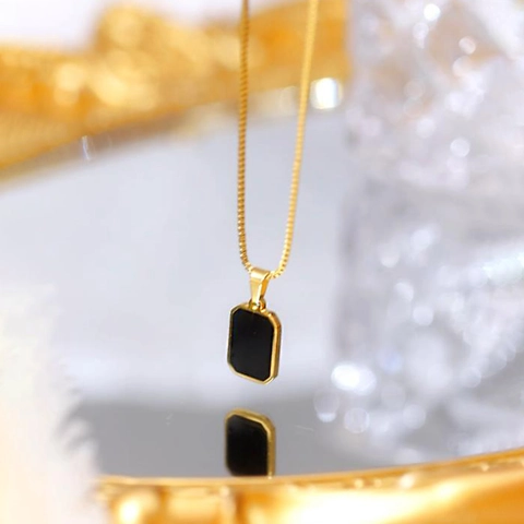 Collana con Pendente Quadrato in Acciaio al Titanio con Conchiglia Nera per Donna Catena Geometrica Color Oro Gioielli Alla Moda