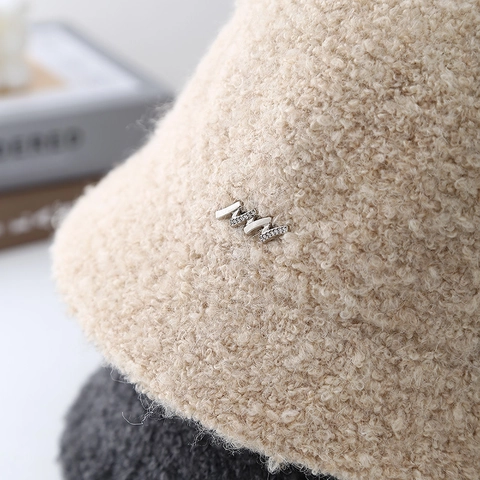 Women Bucket Hat Plush Faux Lamb Wool Boucle Warm Thick Dome Short Brim Metal Decoration Autumn Winter Outdoor Casual