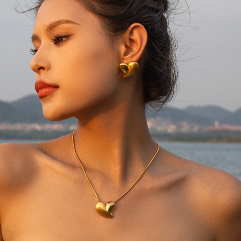 Mode Edelstahl Herz Schmuck Einschließlich Anhänger Halskette Und Ohrstecker Wasserdicht Hypoallergen Für Damen