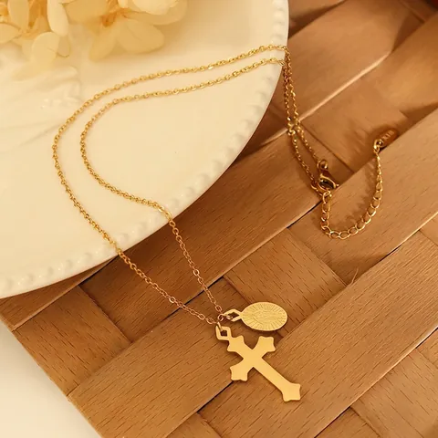 Collier Pendentif Croix Rétro Plaqué Or 18K Acier Titane Médaille Ovale Bijoux Religieux Minimalistes Pour Femmes