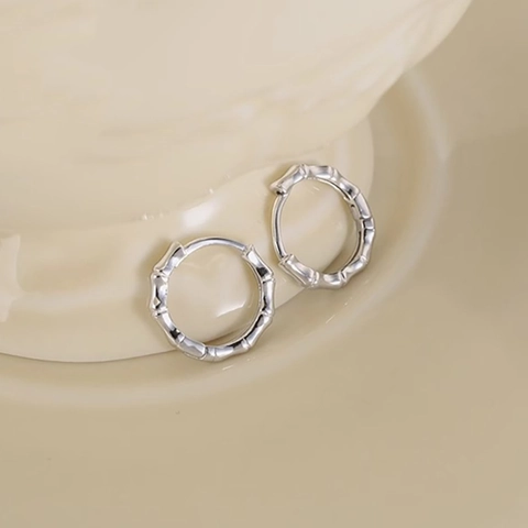 Boucles d'Oreilles Créoles Minimalistes en Nœud de Bambou pour Femmes en Cuivre Plaque Platine Petits Bijoux de Mode Style Navette