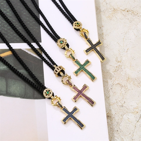 Collana con Ciondolo a Croce in Rame Placcato Oro Con Zirconia Colorata Micro Pave Catena a Corda Nera Regolabile Gioielli