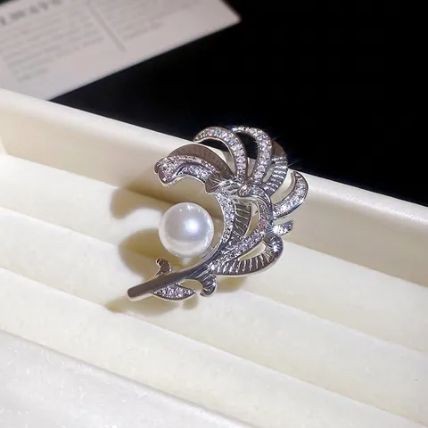 Elegante Spilla A Piuma Con Rame Zircone E Perla Artificial Di Imitazione Gioielli Di Moda Accessorio Per Donne