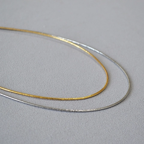 Collana Girocollo a Molla in Ottone Placcato Oro 18K Minimalista di Nicchia per Donna Gioielli con Temperamento Geometrico