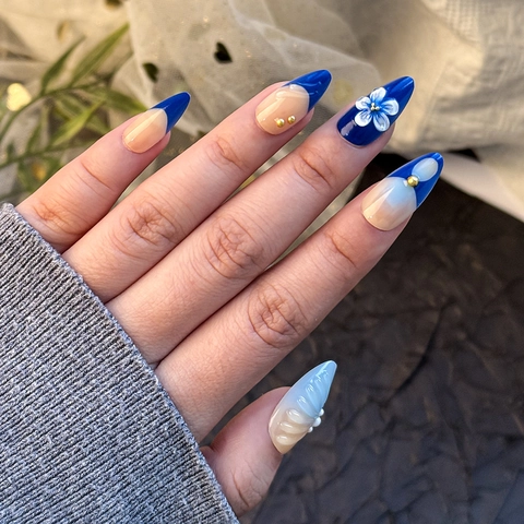 Handgefertigte Aufdrucknägel 3D Blume Muschel Mandel Kunstnägel Blau Farbverlauf Künstliche Perlen Dekor Elegante Maniküre