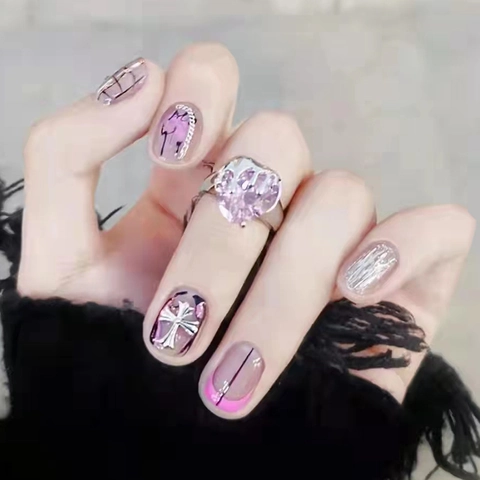 Uñas Postizas Cortas Cuadradas Rosa Negro Grafiti Plata Cruz Decoración Gótico Y2K Estilo Para Mujeres