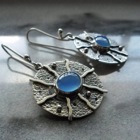 Vintage Boheemse Zonschijf Oorbellen Gehamerd Metaal Blauwe Edelsteen Retro Etnische Sieraden Dames