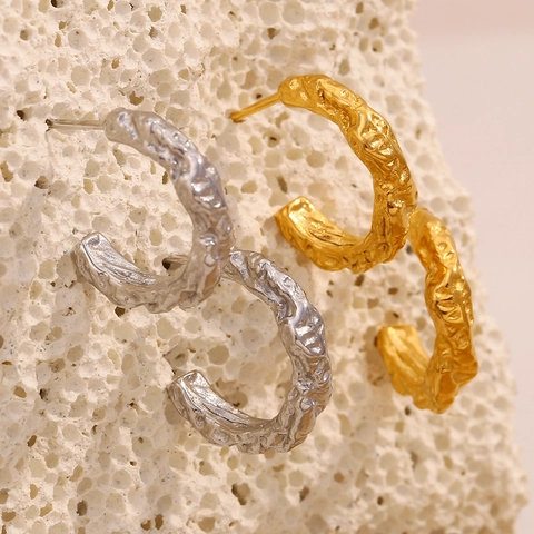 Boucles D'oreilles Puces En Forme De C Texture Martelée Irrégulière Acier Inoxydable Plaqué Or 18 Carats Style INS Mode