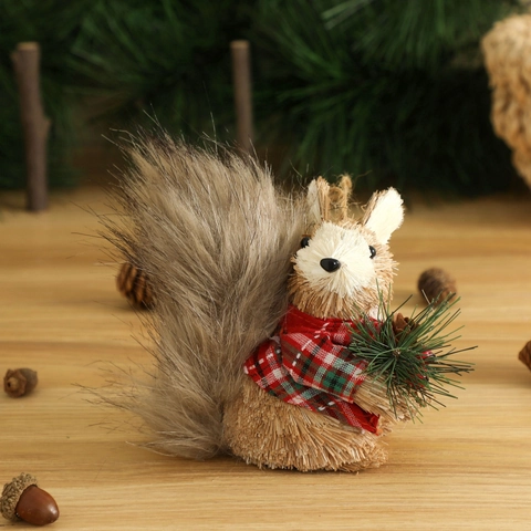 Décoration Écureuil de Noël en Paille Figurine Animale en Sisal Avec Pomme de Pin Aiguilles Baies Pour Table Maison