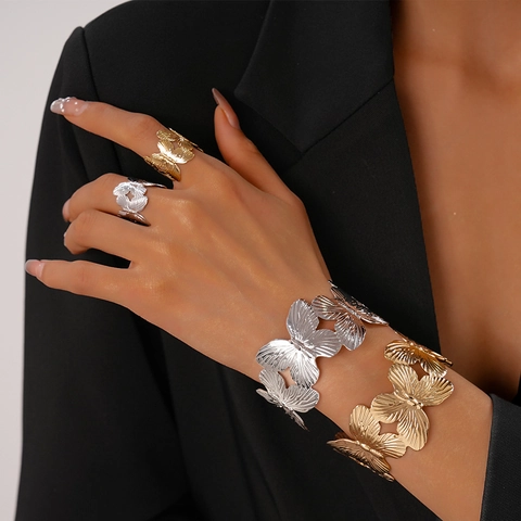 Set Gioielli Farfalla Elegante Metallo Cavo Bracciale Rigido Aperto E Anello Moda Accessori Ala Texturizzata Donne