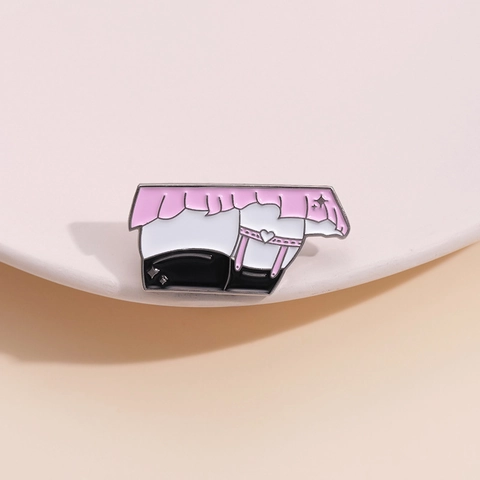 Cartoon Anime Roze Kant Hart Kousenband Brosche Pin Legering Emaille Badge Voor Kleding Rugzak Accessoires Schattige Stijl