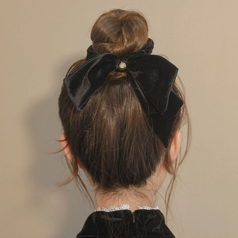 Elegant Velvet Bowknot Scrunchie Hair Tie For Women Large Bow Vintage French Style Elastic Hair Band With Metal Pendant