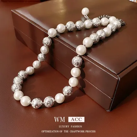 Minimalistische Weiße Künstliche Perle Und Strukturierte Silberne Legierung Metallperle Halskette Mode Koreanischen Stil Schlüsselbein Schmuck