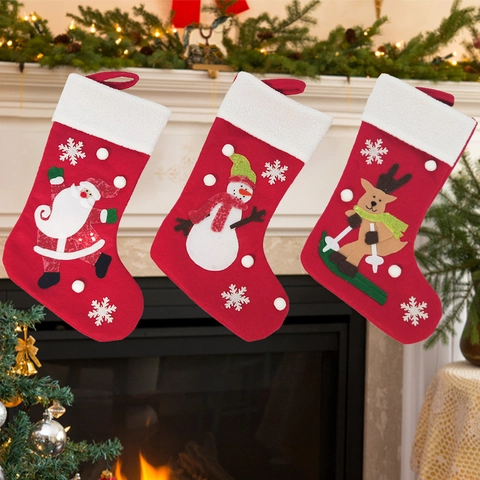 Weihnachtsstrumpf Filzstoff Mit Weißem Plüschbesatz Weihnachtsmann Schneemann Rentier Cartoon Kamin Baum Hängende Deko Geschenktüte