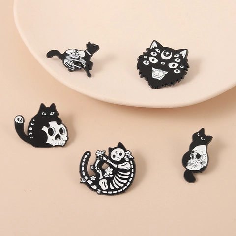 Spilla in Smalto Gatto Nero Gotico e Teschio Lega Luna Fase Scheletro Distintivo per Halloween Costume Zaino Gioielli Regalo