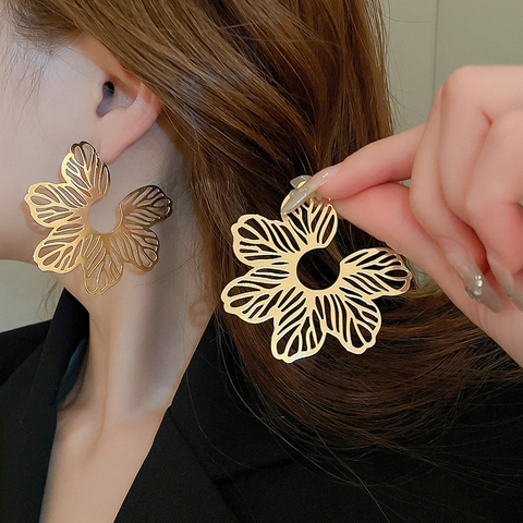 Hollowed Out Flower Stud Earrings Exaggerated Metal Statement Jewelry With Silver Earring Post For Women Elegant