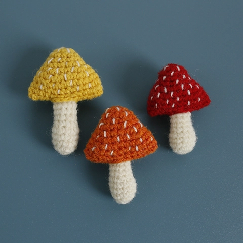 Hand Crocheted Mushroom Brooch Knitted Yarn Lapel Pin Handmade Cashmere Three Dimensional Decoration For Women