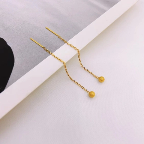 Minimalistische Ohrfäden aus Titanstahl mit 18 Karat Vergoldung Langkettiges Design mit glatten oder mattierten Kugelanhängern