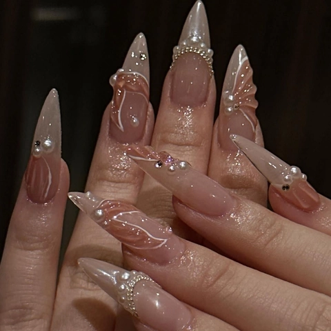 Uñas Postizas Largas Forma Almendra Rosa Nude Con Perla Artificial Cadena Metálica Y Relieve 3D Estilo Francés Manicura De Lujo Para Mujeres