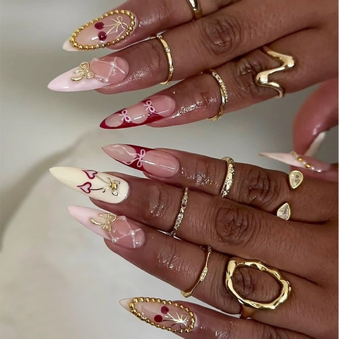 Unghie Finte Fatte A Mano Lunghe Stiletto Forma Bara Fiocco Dorato 3D Perla Artificial Cuore Motivo Ciliegia Eleganti Unghie Artificiali Per Donne