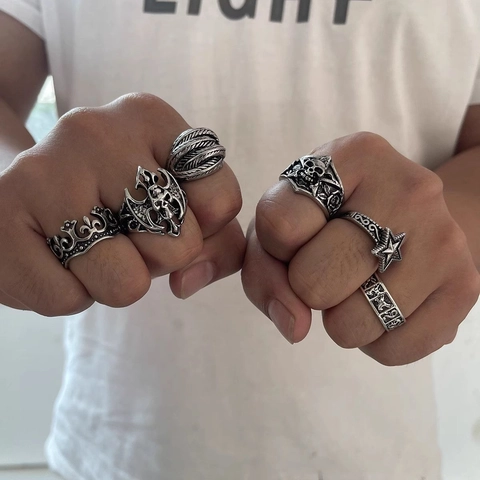 Anelli Vintage Gotici con Teschio Corona Stella e Ali in Lega Argento Antico Punk Hip Hop Gioielli per Uomo Donna Accessorio Quotidiano