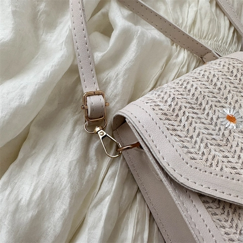 Daisy Embroidery Straw Crossbody Phone Bag For Women Small Woven Shoulder Pouch PU Leather Trim Flap Magnetic Closure