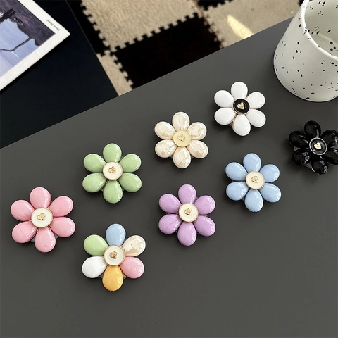 Flower Shape Phone Grip Expanding Stand Heart Center Glossy Plastic Alloy Universal Smartphone Accessory