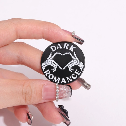 Spilla in Lega Smaltata Creativa Distintivo Rotondo Club del Libro Dark Romance Anti Heroes Letterario per Studenti Decorazione Vestiti
