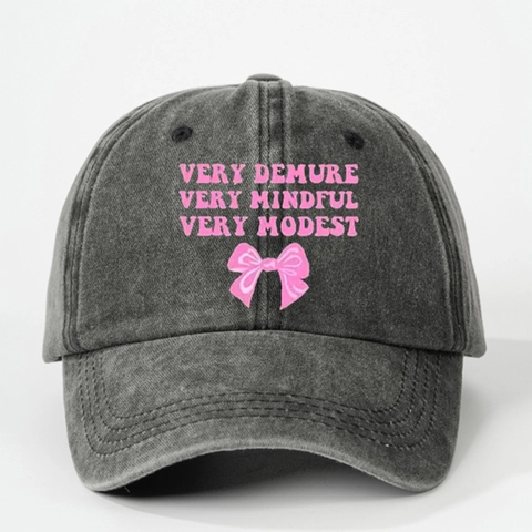 Washed Baumwolle Baseballkappe Very Demure Very Mindful Very Modest Buchstabendruck Rosa Schleife Verstellbar Dad Hat