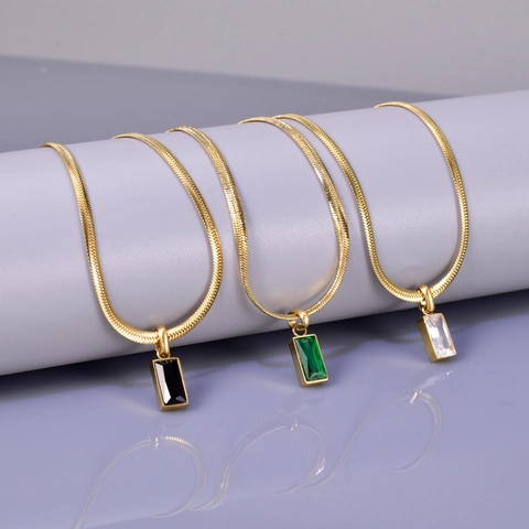 Collana Con Ciondolo In Zircone Smeraldo Rettangolare Placcato Oro 18K Acciaio Inossidabile 316L Catena A Serpente Donna