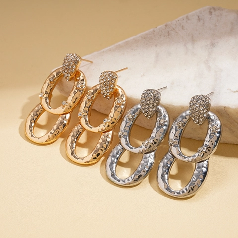 Boucles D'oreilles Pendantes Doubles Ovales Entrelacées Alliage Avec Tige En Argent 925 Texture Martelée Zircon