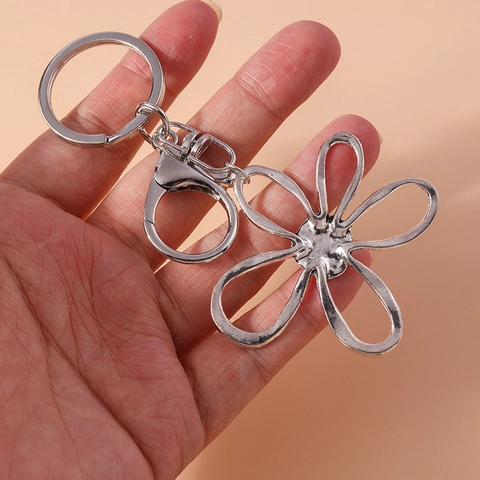 Llavero De Flor Hueca Color Plata Aleación De Zinc Colgante De Metal Amuleto Para Bolso Con Cierre De Langosta