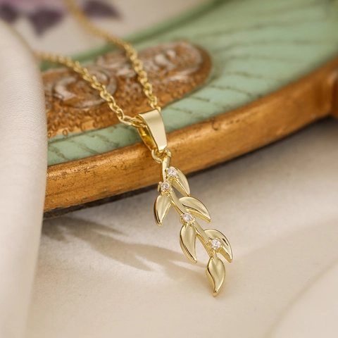 Elegant Gold Silver Plated Copper Leaf Pendant Necklace For Women Inlaid With Zirconia Minimalist Delicate Clavicle Chain Jewelry Gift