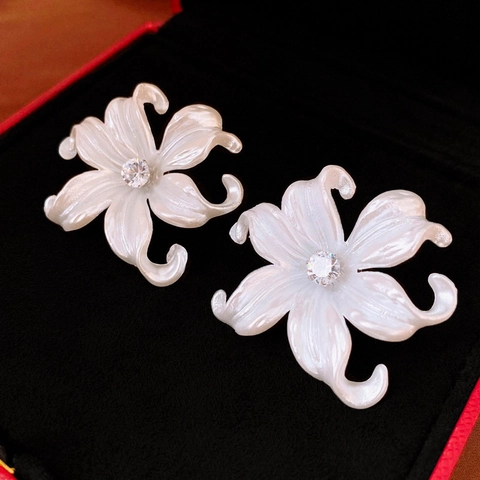 Orecchini A Lobo Fiore Acrilico Zircone Lega Bianco Perla Artificial Con Perno In Argento 925 Stile Romantico Donne