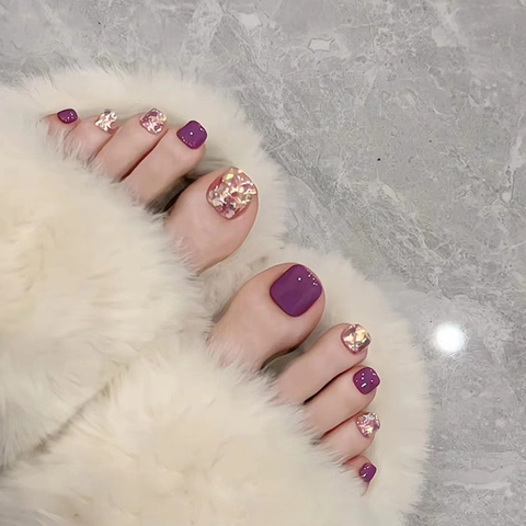 Glanzende Donkerpaarse Kunstnagels Voor Tenen Met Gouden Glitters Abs Kunststof Elegante Voetdecoratie