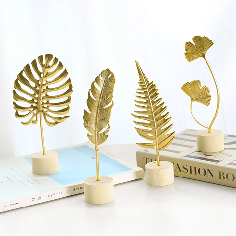 Ornamenti Da Scrivania In Foglia Di Ferro E Piuma Dorati Con Base In Legno Nordico Minimalista Creativo Lusso Ginkgo Monstera Arredamento