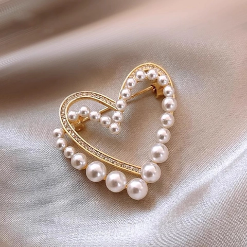 Elegante Spilla A Cuore Cavo Lega Dorata Con Perla Artificial Imitazione E Strass Gioielli Di Moda Spilla Per Corsetto Da Donna