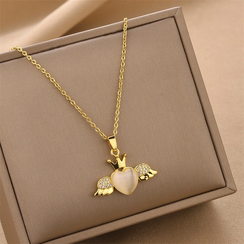 Collana con Pendente a Cuore di Angelo in Acciaio al Titanio per Donna Placcata Oro Ali di Corona Zirconia Pietra Occhio di Gatto Gioielli