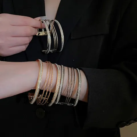Multi Layer Metall Armreif Offen Breit Glitzer Sand Finish Minimalistisch Mode Schmuck Für Damen